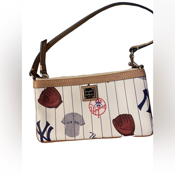 New Without Tags Dooney & Bourke MLB New York Yankees Wristlet *make offers* - Picture 1 of 8